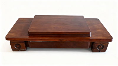 Robust Core, Built to Last 
The soul of our table is high-strength, premium plywood. We meticulously select our materials to ensure every table is structurally stable, sturdy, and durable. Resistant to warping and delamination, it provides the most reliable support for your sewing machine over years of use.